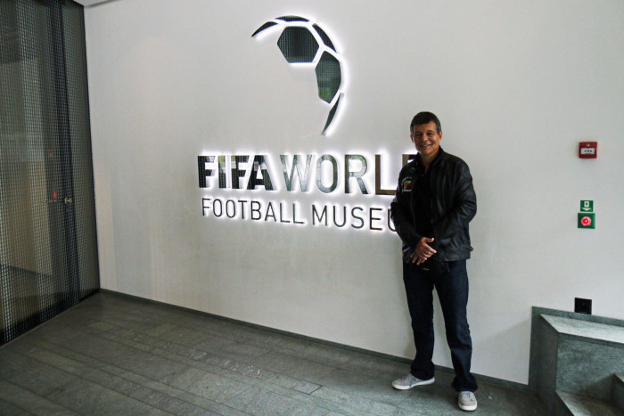 Hely Garagozzo di fronte all'entrata del Museo della FIFA.