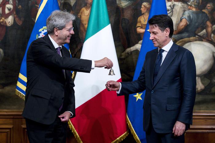 La consegna della campanella tra Paolo Gentiloni e il nuovo Primo ministro Giuseppe Conte.
