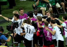I tedeschi festeggiano il gol nei tempi supplementari.