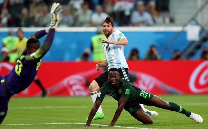 Lionel Messi apre le marcature per l'Argentina contro la Nigeria.