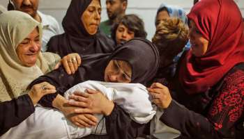 Donne arabe piangono la morte della bebè