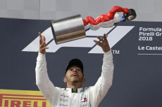 Hamilton lancia in alto la Coppa vinta nel GP di Francia.