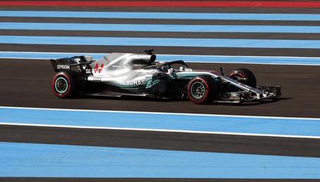 Lewis Hamilton sulla Mercedes AMG GP in pista a Le Castellet.