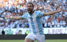 Higuain festeggia un gol con la maglia dell'Argentina.