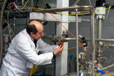 Un ispettore della IAEA controlla il processo di arricchimento dell'uranio in Iran.