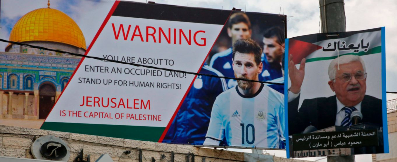 Manifesti stradali con la foto di Messi e l'invito a non giocare a Gerusalemme.