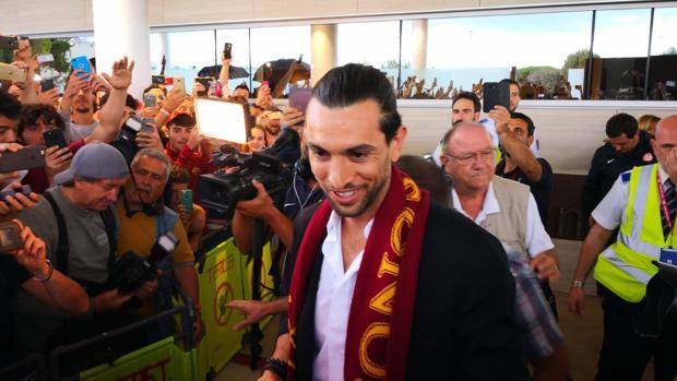 Javier Pastore con la sciarpa della Roma al collo, saluta i tifosi all'arrivo a Ciampino.