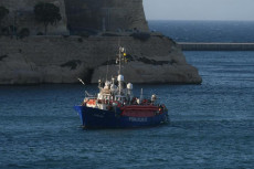 La nave Lifeline, con 234 migranti entra nel porto di Malta.