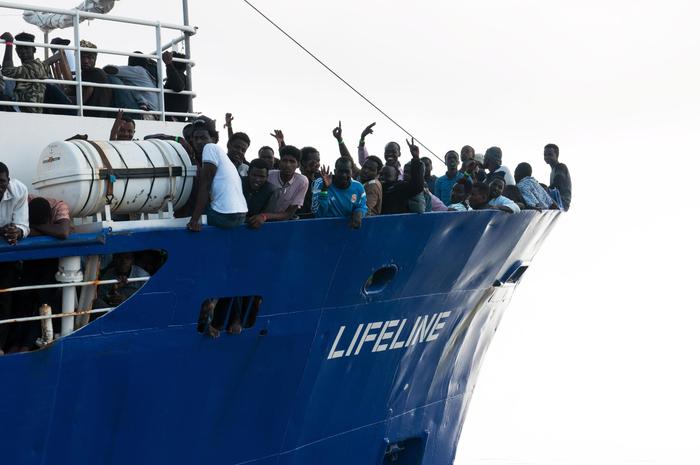 Migranti a prua della Lifeline..
