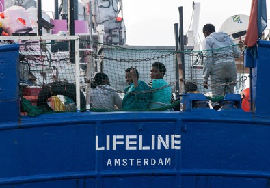 Migranti a bordo della nave Lifeline.