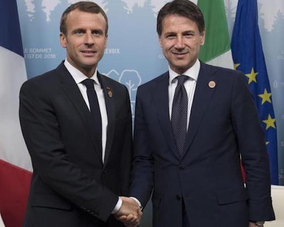 Stretta di mano tra il presidente francese Emmanuel Macron (S) e il primo ministro italiano Giuseppe Conte, in occasione dell'incontro bilaterale, Charlevoix.