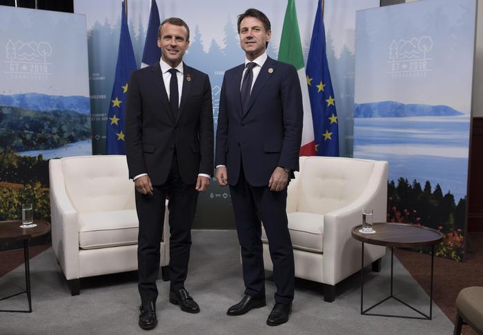 Emmanuel Macron e Giuseppe Conte fotografati al Summit del G7 a Charlevoix in Canada.