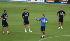 Roberto Mancini a centrocampo dirige l'allenamento degli azzurri a Coverciano.