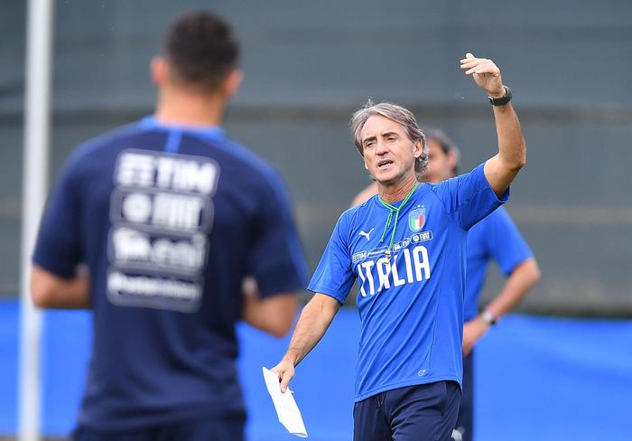 Roberto Mancini, dirige l'allenamento degli azzurri .