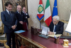 Il presidente della Repubblica Sergio Mattarella e il presidente del Consiglio Giuseppe Conte durante la firma dei decreti di accettazione dell'incarico. M5s