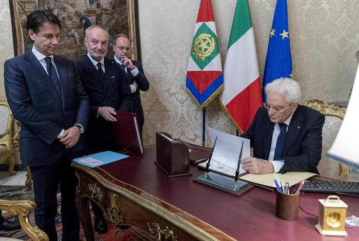 Il presidente della Repubblica Sergio Mattarella e il presidente del Consiglio Giuseppe Conte durante la firma dei decreti di accettazione dell'incarico. M5s