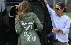 La fissar lady indossa il giaccone con la scritta la scritta 'I really don't care. Do U?'