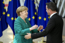 Angela Merkel e il primo Ministro del Lussemburgo Xavier Bettel al vertice Ue.