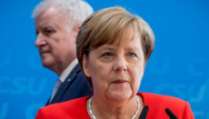 Angela Merkel in primo piano e Horst Seehofer in secondo piano.