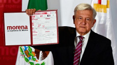 Messico: Andres Manuel Lopez Obrador mostra il suo contratto-impegno con i messicani