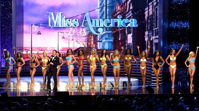 Il palco del Miss America con le ragazze in bikini.