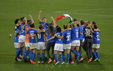 L'Italia femminile di calcio ha battuto 3-0 il Portogallo e le azzurre festeggiano a centrocampo.