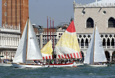 Barche a vela sul mare di fronte a Piazza San Marco, Venezia.