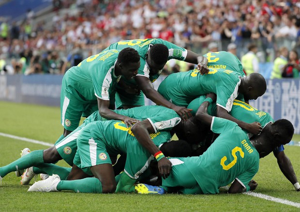 L'esultanza del Senegal dopo la vittoria sulla Polonia.