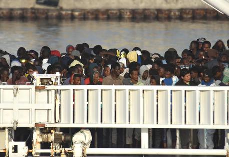 Il ponte della nave Diciotti della Guardia Costiera con a bordo oltre 900 migranti e due corpi recuperat