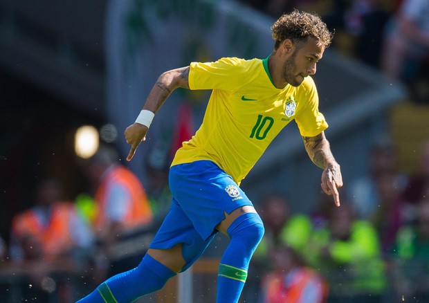Il brasiliano Neymar in azione con la maglia della Selecao.