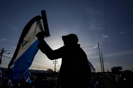 Con un mortaio e una bandiera del Nicaragua un giovane manifestate protesta contro Ortega.