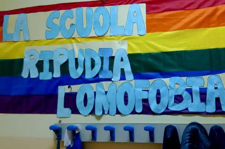 La scritta contro l'omofobia fatta rimuovere dal preside dalla parete di una scuola di Casamarciano nel Napoletano: La scuola ripudia l'omofobia.