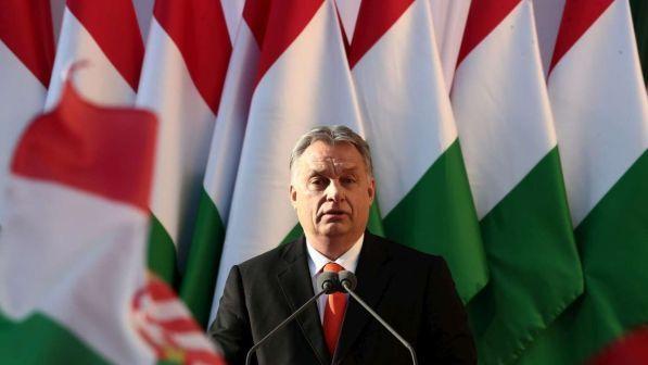 Viktor Orban, alle sue spalle bandiere ungheresi