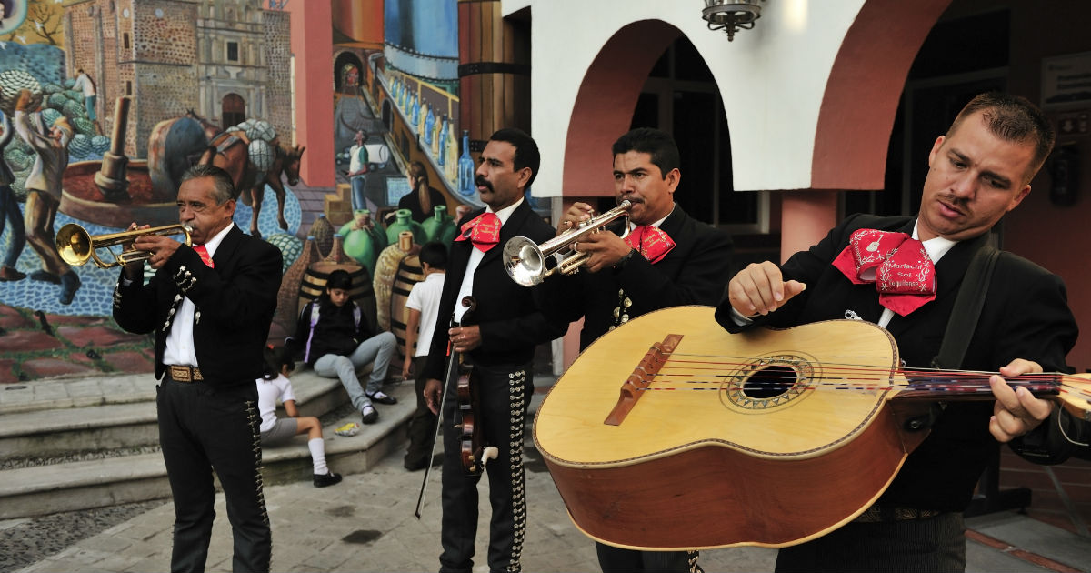 Un gruppo di Mariachi suonando la loro musica per strada.
