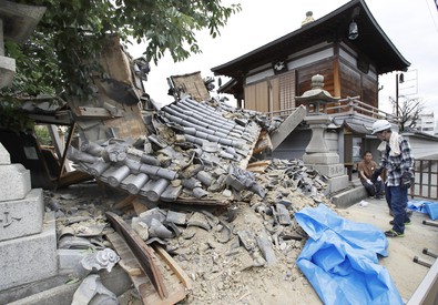 Foto di alcune case distrutte nel terremoto di Osaka.