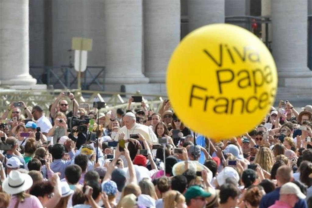 Vaticano: Papa Francesco tra i giovani, in primo piano un palloncino con la scritta "Viva Papa Francesco"
