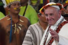 Papa Francesco durante il viaggio in Amazzonia posa con alcuni indios.