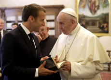Scambio di doni tra Papa Francesco e il presidente francese Emmanuel Macron.