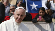 Papa Francesco con bandiera cilena di sfondo