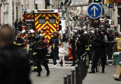 Polizia e mezzi blindati francesi