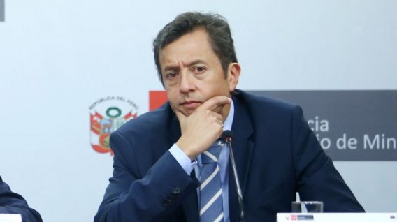 David Tuesta, ministro di Economia del Perù, dietro la sua scrivania.