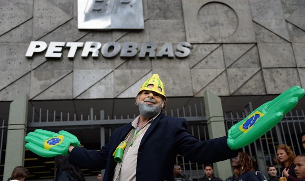 Un lavoratore fa il verso all'ex presidente Luiz Inacio Lula da Silva durante una manifestazione a una raffineria Petrobras