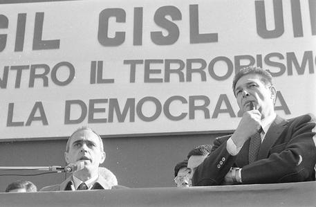 Il segretario della UIL Pierre Carniti (S) accanto al segretario della CGIL Luciano Lama