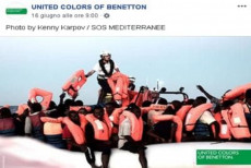 La foto della pubblicità Benetton con i migranti stipati su un canotto