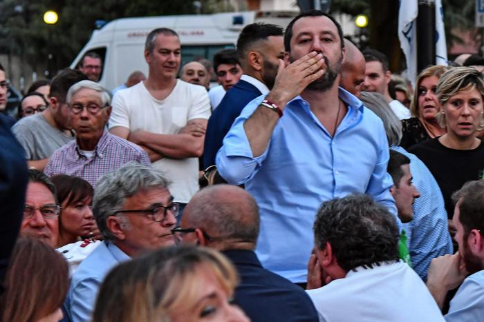 Il ministro dell'Interno Matteo Salvini lancia un bacio alla folla