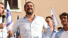 Il segretario della Lega Matteo Salvini a Cinisello Balsamo attorniato dai suoi fans.