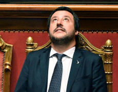 Salvini in Senato con lo sguardo rivolto verso il cielo