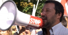Matteo Salvini, megafono in mano, arringa la folla