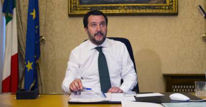 Salvini nel suo ufficio di ministro dell'Interno seduto dietro la scrivania.