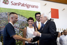 Il presidente Mattarella durante la visita a San Patrignano stringe la mano ad un operatore.